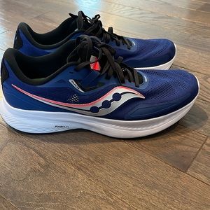 Like new, EUC Mens Saucony Running Shoe, Size 11